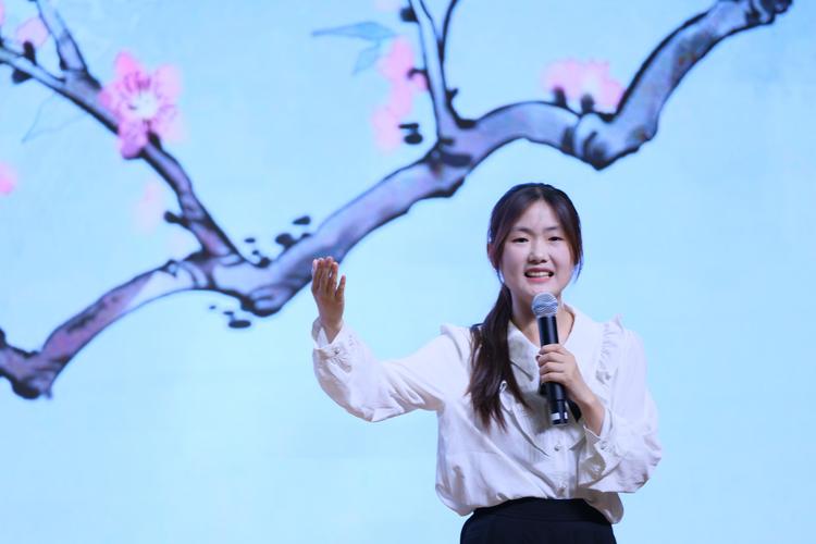 诗歌朗诵动作有何讲究？-图2