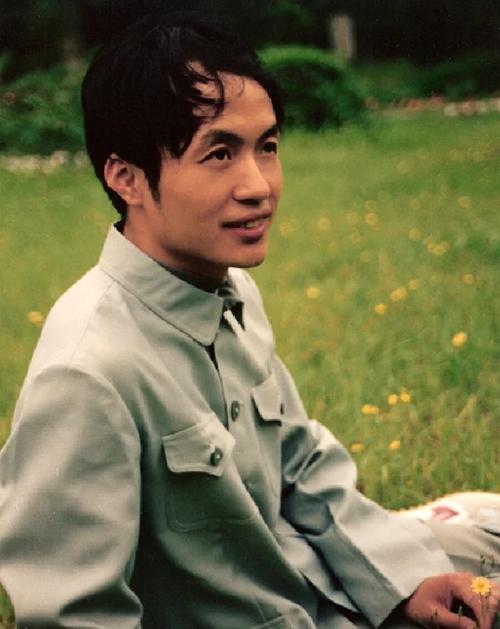 顾城诗歌有何独特艺术魅力？-图1